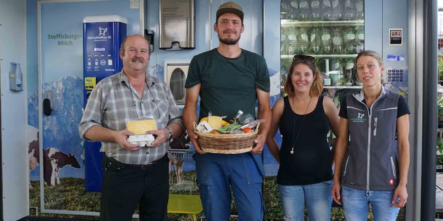 Stefanie und Niklaus Marti (Mitte) kauften am 23. Juli 2018 den zehntausendsten Liter "Steffisburger Milch". (Bild zVg)