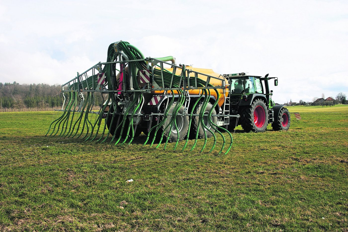 Ausbringung von Gülle mit einem Schleppschlauch, der direkt am Güllefass angebracht ist. (Bild: BauZ)