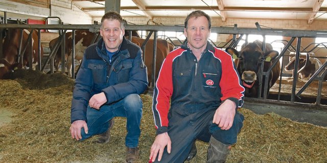 Die Brüder Martin (links) und Ueli Oppliger führen den Betrieb erfolgreich in einer Gemeinschaft. (Bilder Peter Fankhauser)