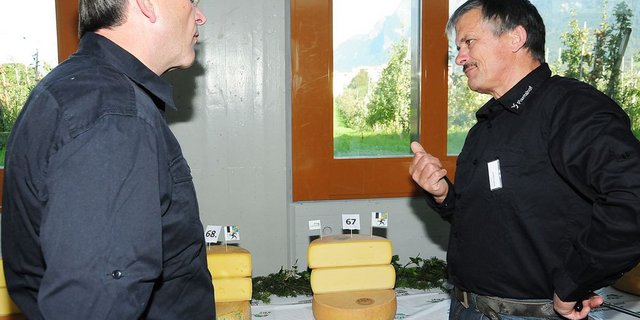 Experten erwägen hin und her wo es allfalls Abzüge geben könnte, grossmehrheitlich fanden sie bei der diesjährigen Alkäseprämierung sehr gute Qualität vor.  (Bild: Heidy Beyeler)