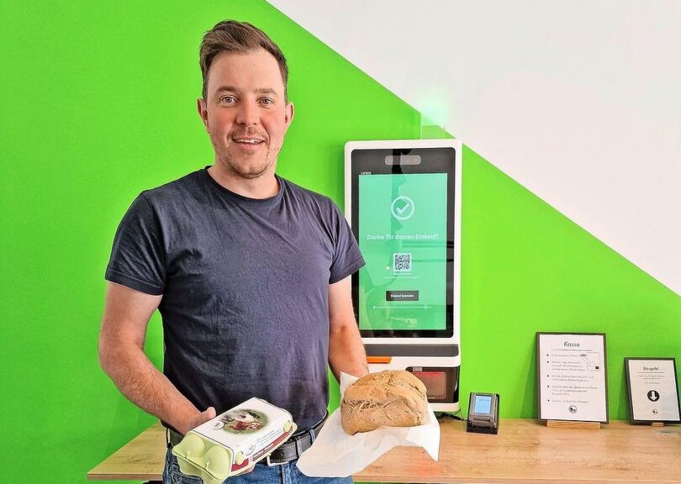 Maël Matile im Selbstbedienungsladen Landlicht in Burgdorf. Auf die Kasse, die an die Selbstbedienungsstation von McDonald’s erinnert, ist der Geflügelzüchter besonders stolz. Selbsterklärend müsse es sein, sagt er. 