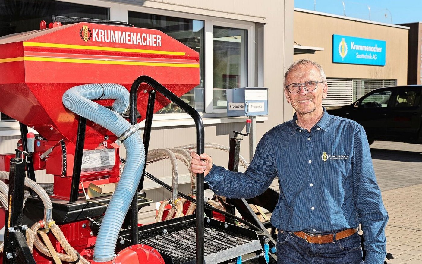 Nach einem Kanada-Einsatz baute Pius Krummenacher seinen ersten Sämaschinen-Prototyp. Anfangs verkaufte er 20 Stück, heute liefert er sie weltweit aus. Sein neuestes Modell sät nun fast alle Kulturen aus.