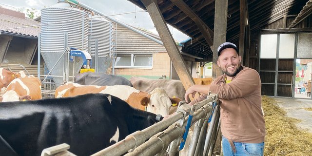 Wenn es keine Direktzahlungen mehr geben würde, könnte sich Marco Stettler vorstellen, weniger Kühe zu halten und die gesamte Milch direkt zu vermarken. Ein Option wäre auch, Hausmann und Vollzeitpapi zu sein. (Bild Sera Jane Hostettler)