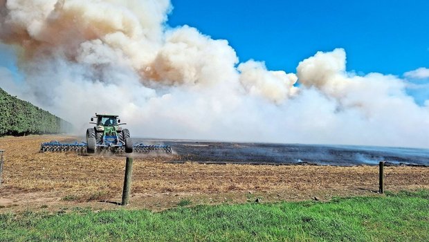 Für Schweizer ein ungewohnter Anblick: Ist das Getreide gewonnen, werden die Flächen abgebrannt, damit später neu angesät werden kann. Das Ganze geschieht kontrolliert und geplant.  