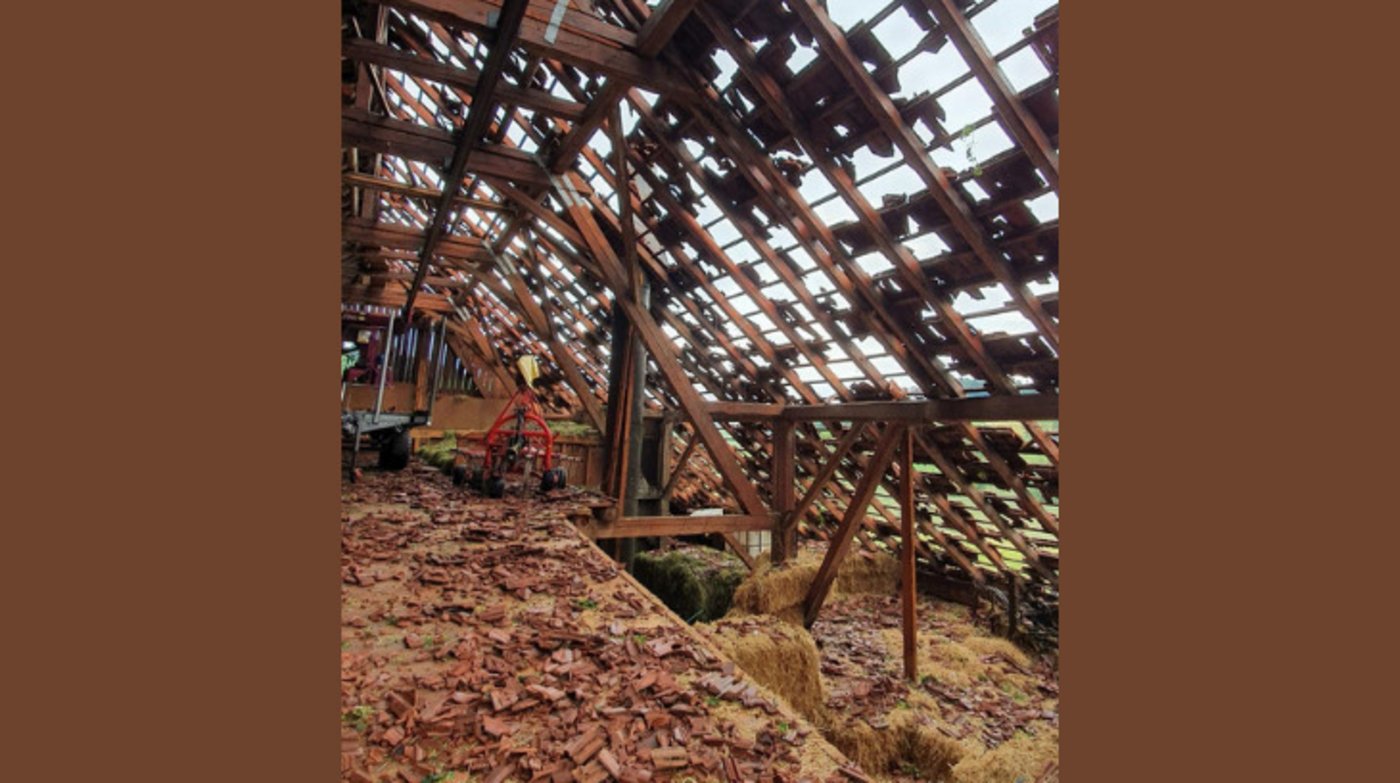 Das Unwetter beschädigte teilweise Scheunen oder Ställe. Für den Schaden kommt die Gebäude-, Fahrzeug- und Sachversicherung auf. (Bild Christian Stucki)