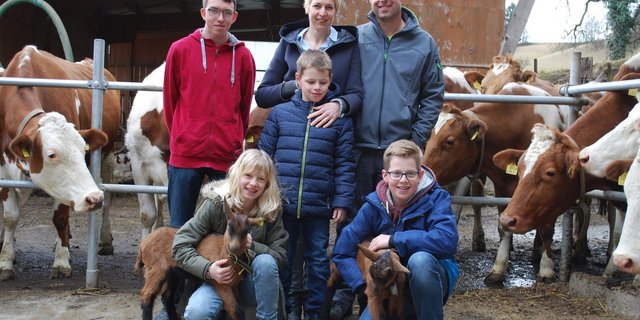 Die Familie Ruedi und Monika Burgherr mit den Kindern und dem Lehrling. Der Bio-Betrieb ist breit aufgestellt und auf die Zukunft gut vorbereitet.