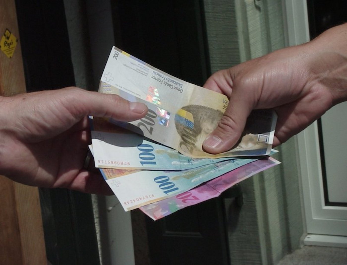 Meist genügt ein Handschlag, um einen Kauf zu besiegeln oder wie in Toni Merkis Fall einen Kuhhandel abzuschliessen. (Symbolbild BauZ) 