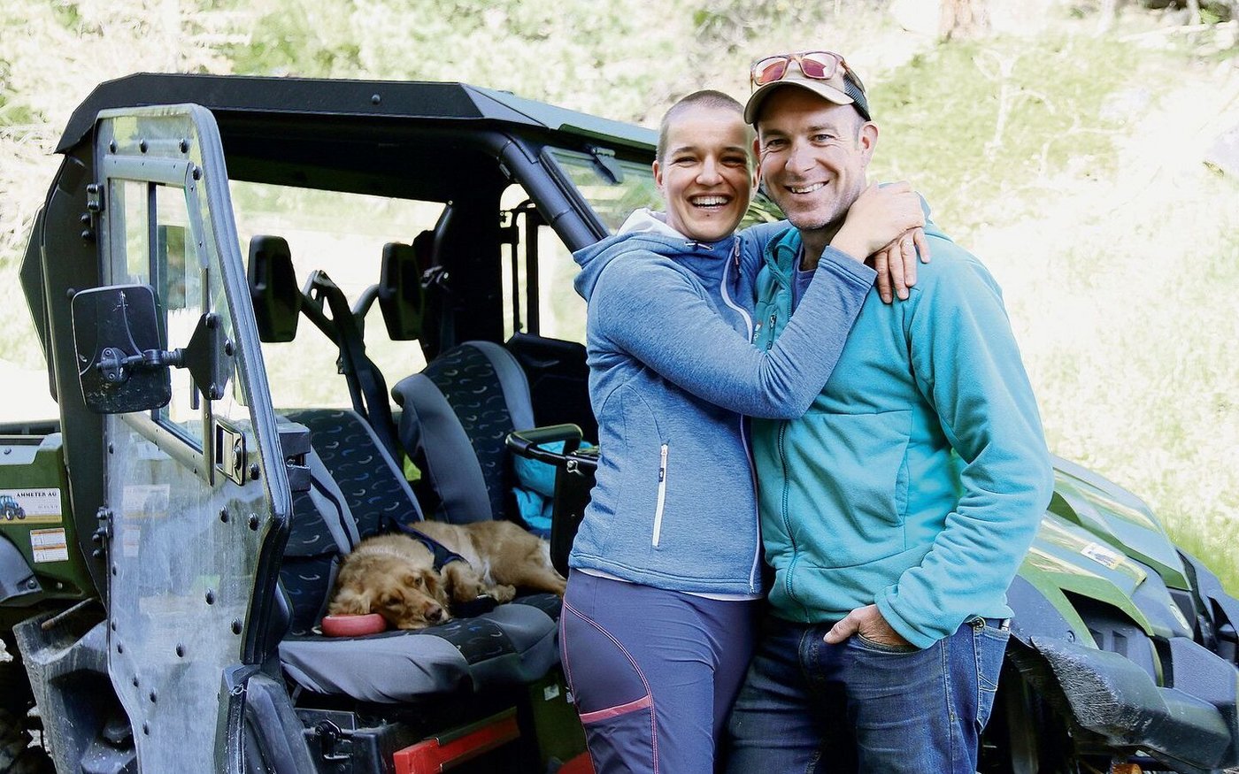 Nadine und Robi Perren mit ihrer «Höllenmaschine», die in Zermatt-Furi jede Steigung und jedes Gefälle mühelos bewältigt.