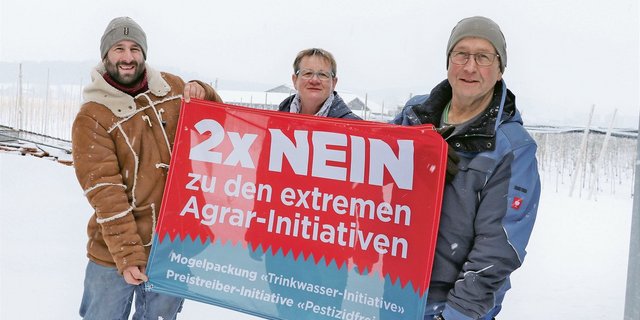 Andreas, Yvonne und Christoph Suter vom Loorhof in Lupfig sind bereit für Öffentlichkeitsarbeit. Auf ihrem Hof mit Direktverkauf erreichen sie viele Konsumentinnen und Konsumenten.(Bild Ruth Aerni)