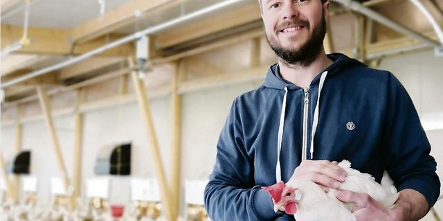 Thomas Stalder aus Rüegsbach will, dass seine Legehennen als Lebensmittel genutzt werden. Die Legehennenhalter setzen sich dafür ein, dass der Konsument mehr Verantwortung übernimmt, wenn es darum geht, auch weniger lohnende Hennen zu verarbeiten. (Bild zVg)