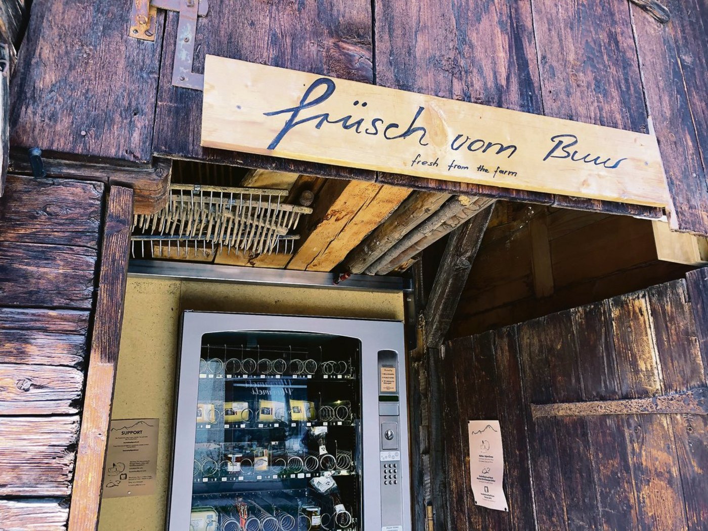 «Früsch vom Buur»: Auch in Tourismusregionen kommt die Direktvermarktung über den Verkaufsautomaten gut an. Kunden aus aller Welt können so mühelos Schweizer Hofprodukte kaufen. (Bild lmc)