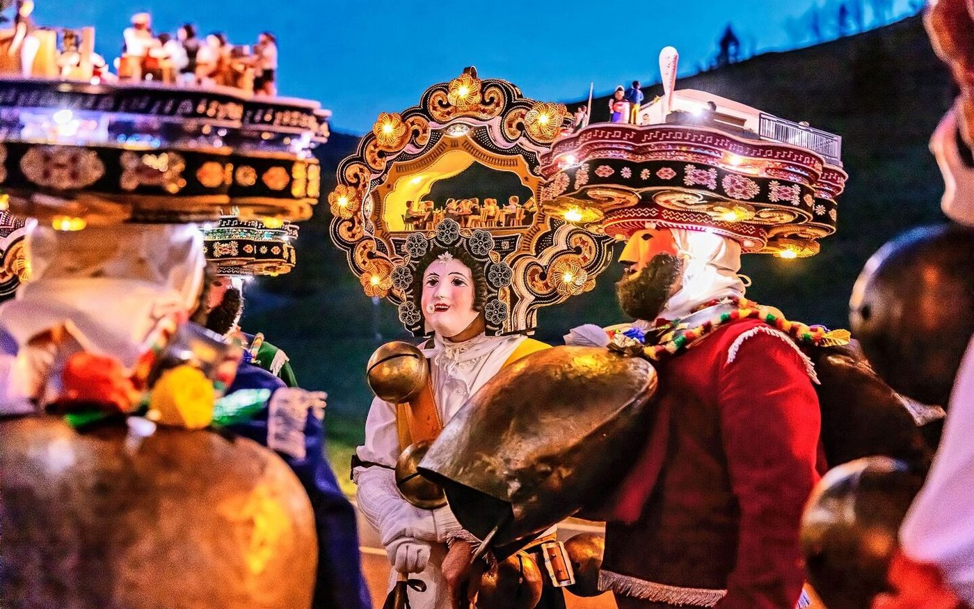 Vom den frühen Morgenstunden an ziehen die Chlausschuppeln von Hof zu Hof, später von Beiz zu Beiz.