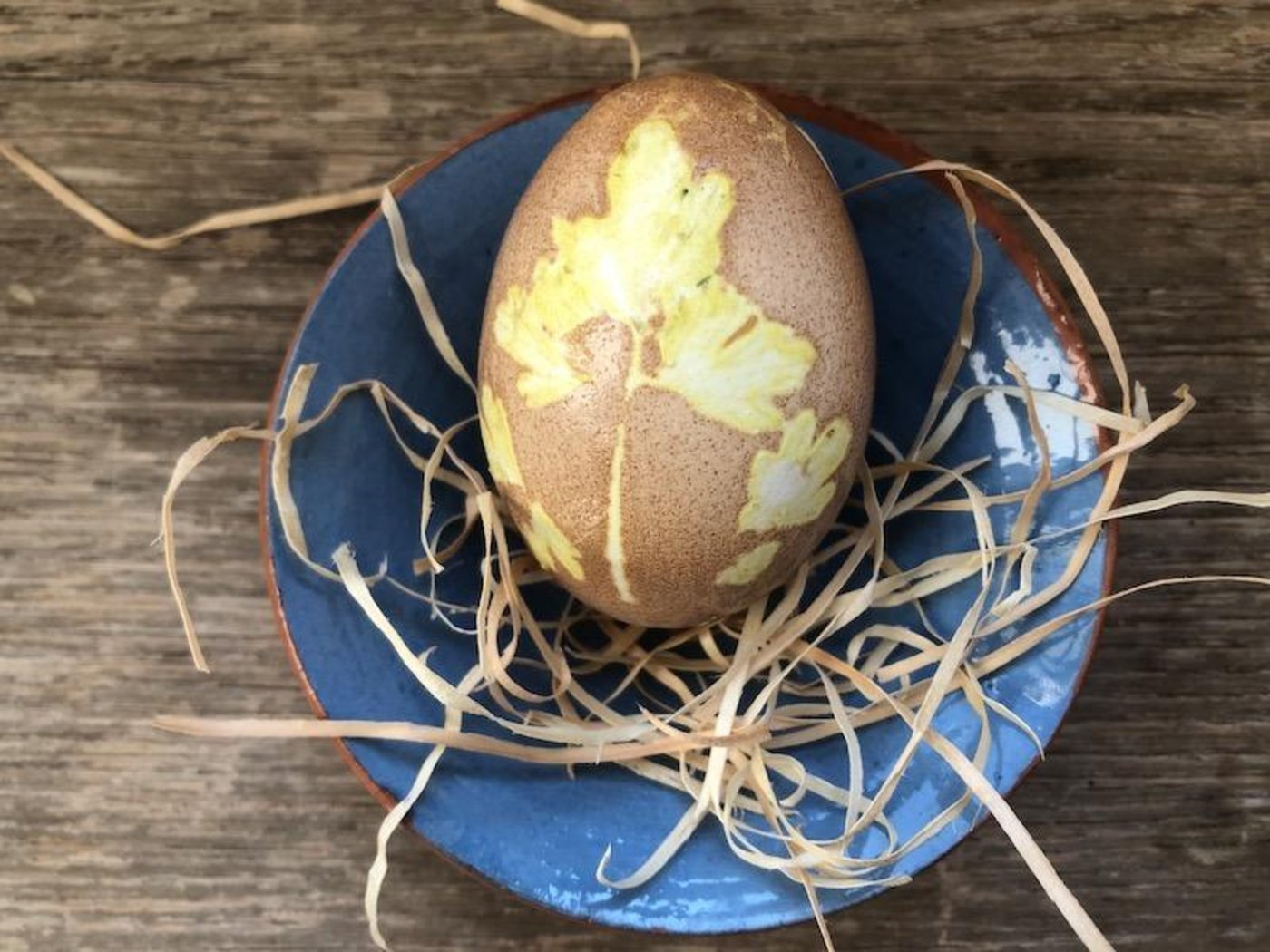 Auch ohne Strümpfe und Zwiebelhäute gibt es schöne Ostereier. (Bild Esther Thalmann)