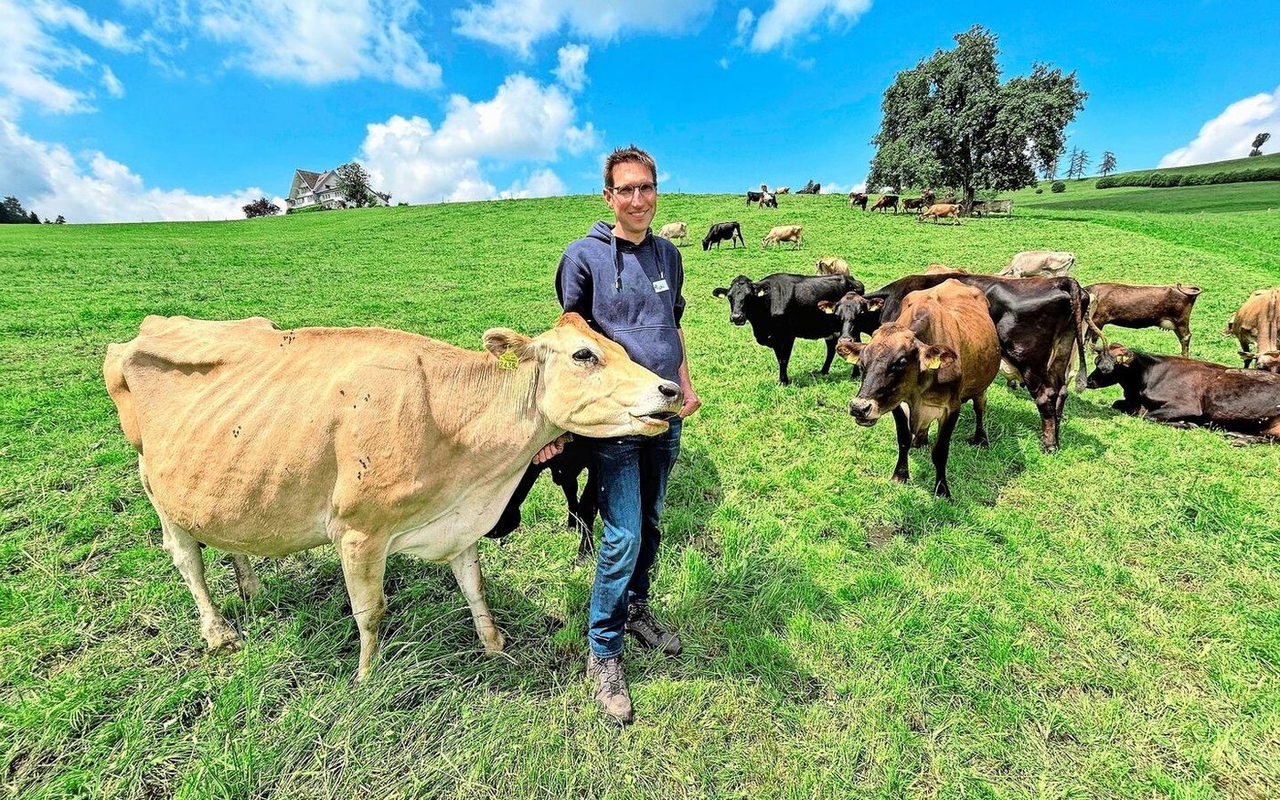 Michael Steiner mit seinen 38 Kühen auf einer Koppelweide. Jede Koppel wird maximal drei Tage bestossen, bei Nässe sogar nur je drei bis vier Stunden morgens und abends. So sorgt er für eine gute Futterbasis. 