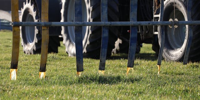 In gewissen Kantonen ist die Ausbringung von Hofdüngern z. B. an Sonn- und Feiertagen, sowie an den Vorabenden ab 20 Uhr und über die Mittagszeit verboten. (Bild BauZ)