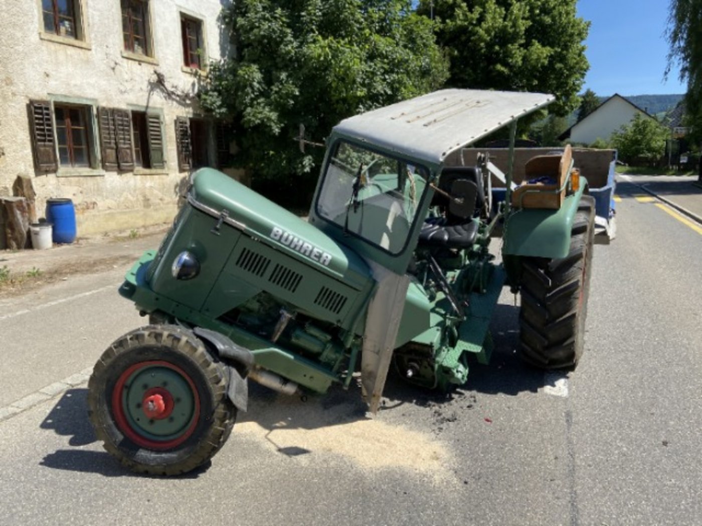 Der Traktorfahrer hatte links abbiegen wollen. (Bilder Kapo AG)
