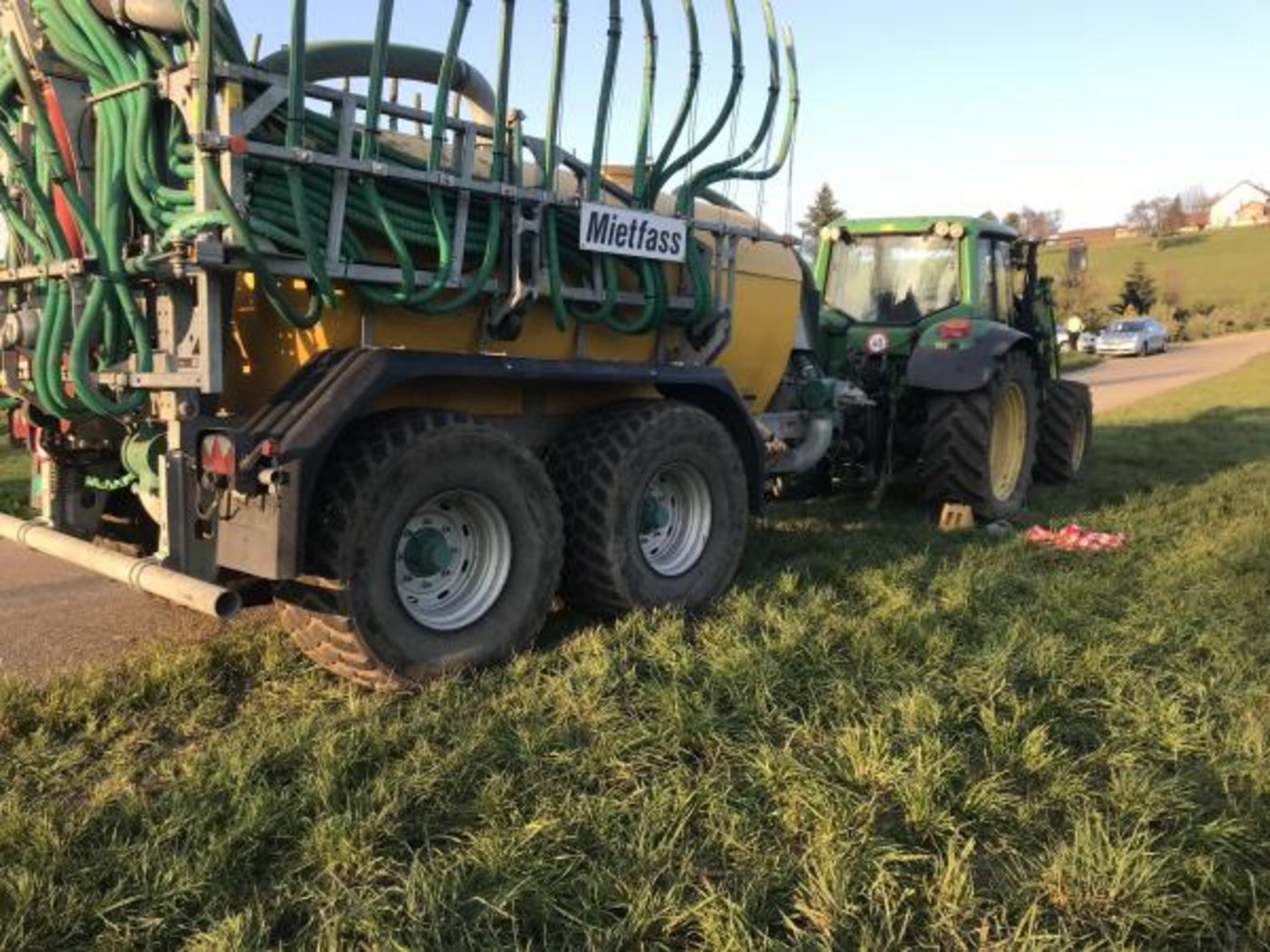 Der Traktor hatte ein Güllefass angehängt. (Bilder 20 Minuten)