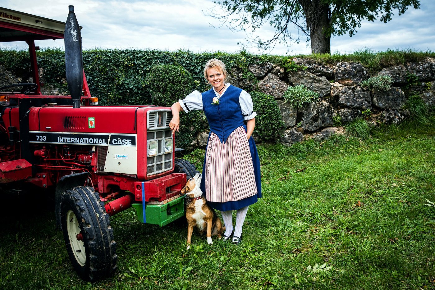 Landfrauenküche 2019 - Brigitte Inderbitzin Foto-Shooting mit Traktor (Bild: SRF/Ueli Christoffel)