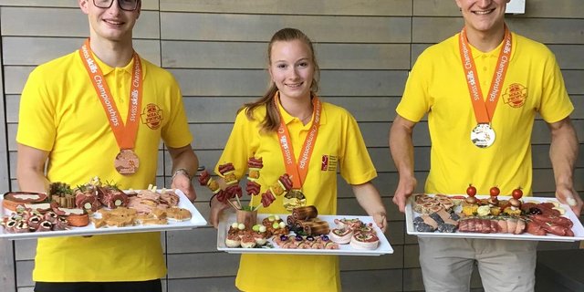 Die Gewinner und die Gewinnerin der diesjährigen Schweizermeisterschaft der Jung-Fleischfachleute v.l.n.r.: Ramon Hegner (3. Rang, 19-jährig, aus Sitterdorf TG), Arianne Aeschlimann (1. Rang) und Walter Sturzenegger (2. Rang, 19-jährig, aus Schwellbrunn AR). (Bild Schweizer Fleisch-Fachverband)