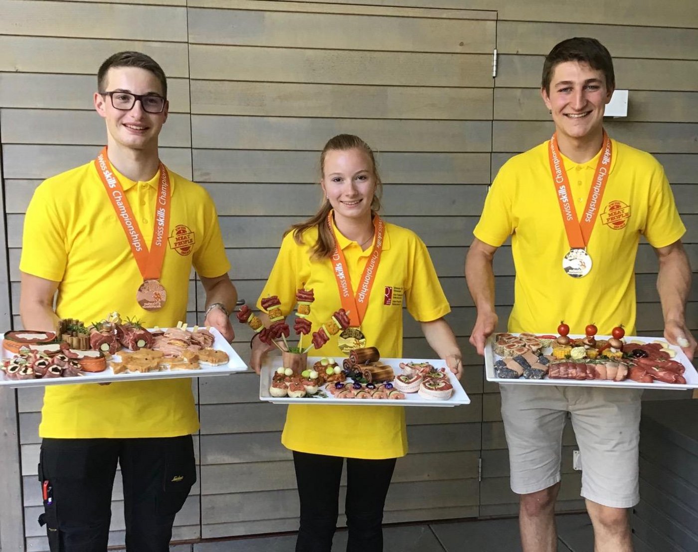 Die Gewinner und die Gewinnerin der diesjährigen Schweizermeisterschaft der Jung-Fleischfachleute v.l.n.r.: Ramon Hegner (3. Rang, 19-jährig, aus Sitterdorf TG), Arianne Aeschlimann (1. Rang) und Walter Sturzenegger (2. Rang, 19-jährig, aus Schwellbrunn AR). (Bild Schweizer Fleisch-Fachverband)