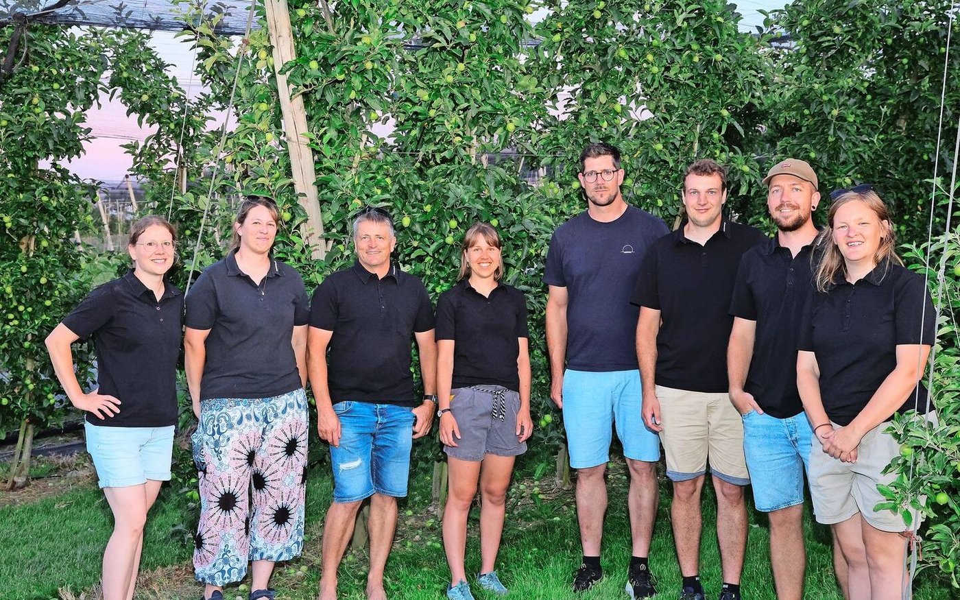 Volle Beraterpower der Obstbaugruppe des Arenenbergs: (v.l.n.r.) Anja Ackermann, Marlis Nölly, Patrick Stadler, Andrea Marti, Ralph Gilg (Präsident Thurgauer Obstverband), Florian Eltschinger, Andre Löhle und Sonja Züst. 