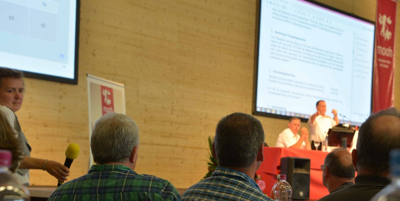 Robert Bischofberger (Im Hintergrund am Rednerpult) moderierte einen grossen Teil der Diskussionen. Einige Beiträge waren sehr gehässig, andere jedoch sehr Zukunftsorientiert (Bild hja).