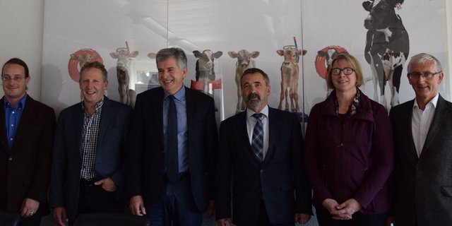 Gregor Albisser (Agridea), NR Markus Hausammann (Profi-Lait), Kurt Nüesch (SMP), Hanspeter Kern (SMP), Liselotte Peter (SBLV) und Markus Höltschi (BFS) (v.l.n.r.) an der Medienkonferenz in Bern. (Bild jw)