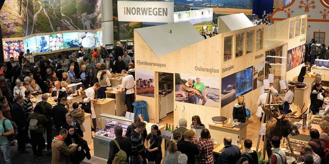 Ein Bijou in Kiefernholz mit Galerie: Messestand Norwegens in Berlin 2017. (Bild mr)