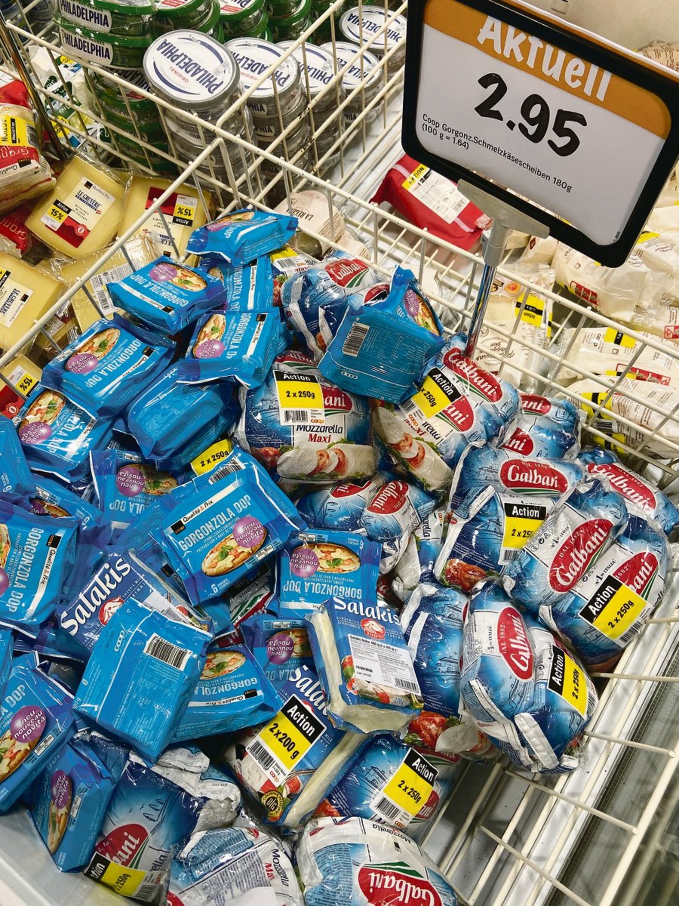 Der Detailhandel als Gross-Einkaufstourist: Schleuderangebote für italienischen Mozzarella, französischen Feta und deutsch-amerikanischen Frischkäse bei Coop diese Woche. (Bild akr)