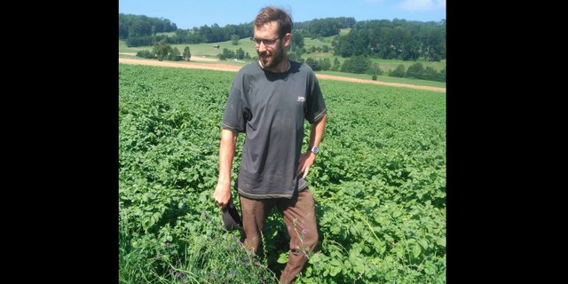 Auch Sebastian Hagenbuch hatte schon interessante Gespräche mit Passanten. Er bewirtschaftet  mit seinen Eltern einen Betrieb mit zwei Standorten im Freiamt AG.   (Bild zVg)