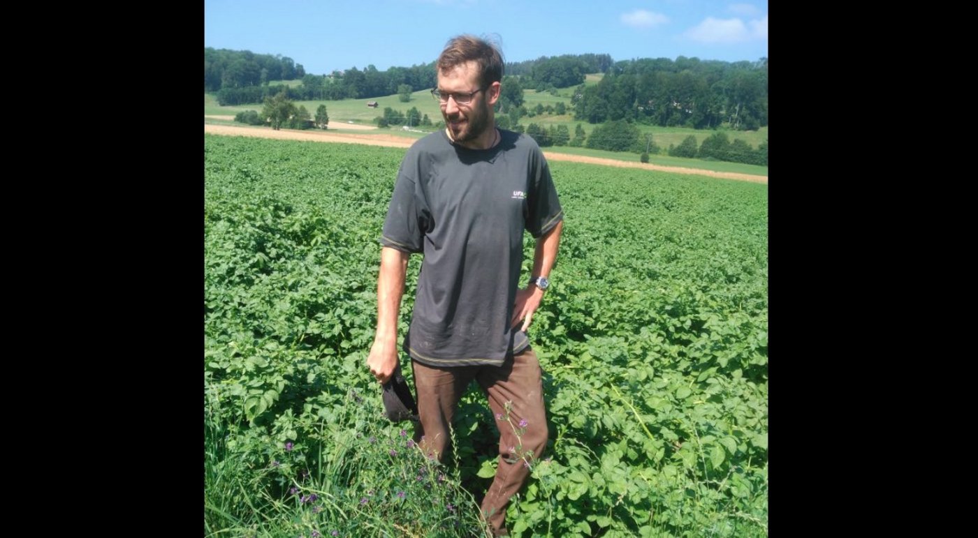 Auch Sebastian Hagenbuch hatte schon interessante Gespräche mit Passanten. Er bewirtschaftet  mit seinen Eltern einen Betrieb mit zwei Standorten im Freiamt AG.   (Bild zVg)