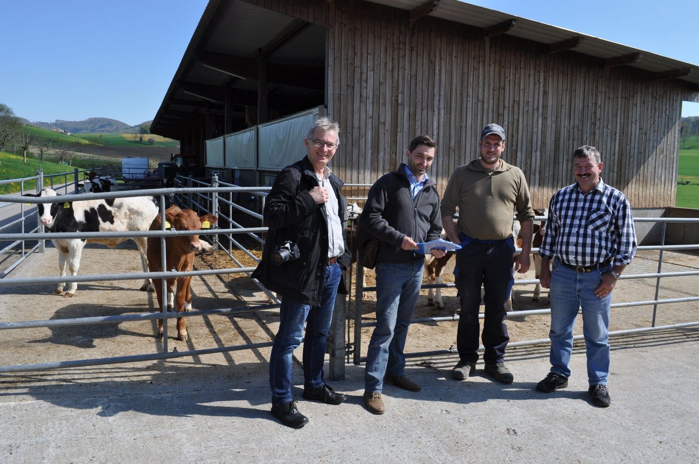 V.l.n.r.: Die Energieberater Pius Hüsser und Raffael Mäder sowie die Landwirte Martin und Ernst Ackle. (Bild Paul Müri)