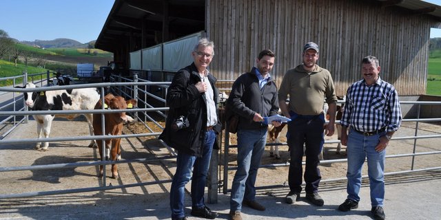 V.l.n.r.: Die Energieberater Pius Hüsser und Raffael Mäder sowie die Landwirte Martin und Ernst Ackle. (Bild Paul Müri)