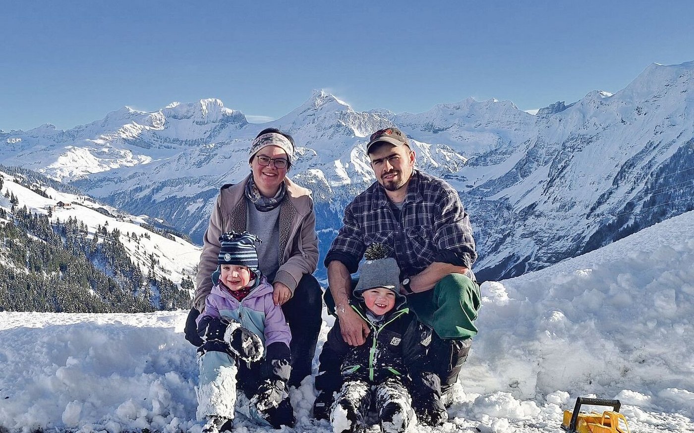 Manuela und Christian Arnold und ihre Kinder Livia und Matthias vor dem markanten Schärhorn.