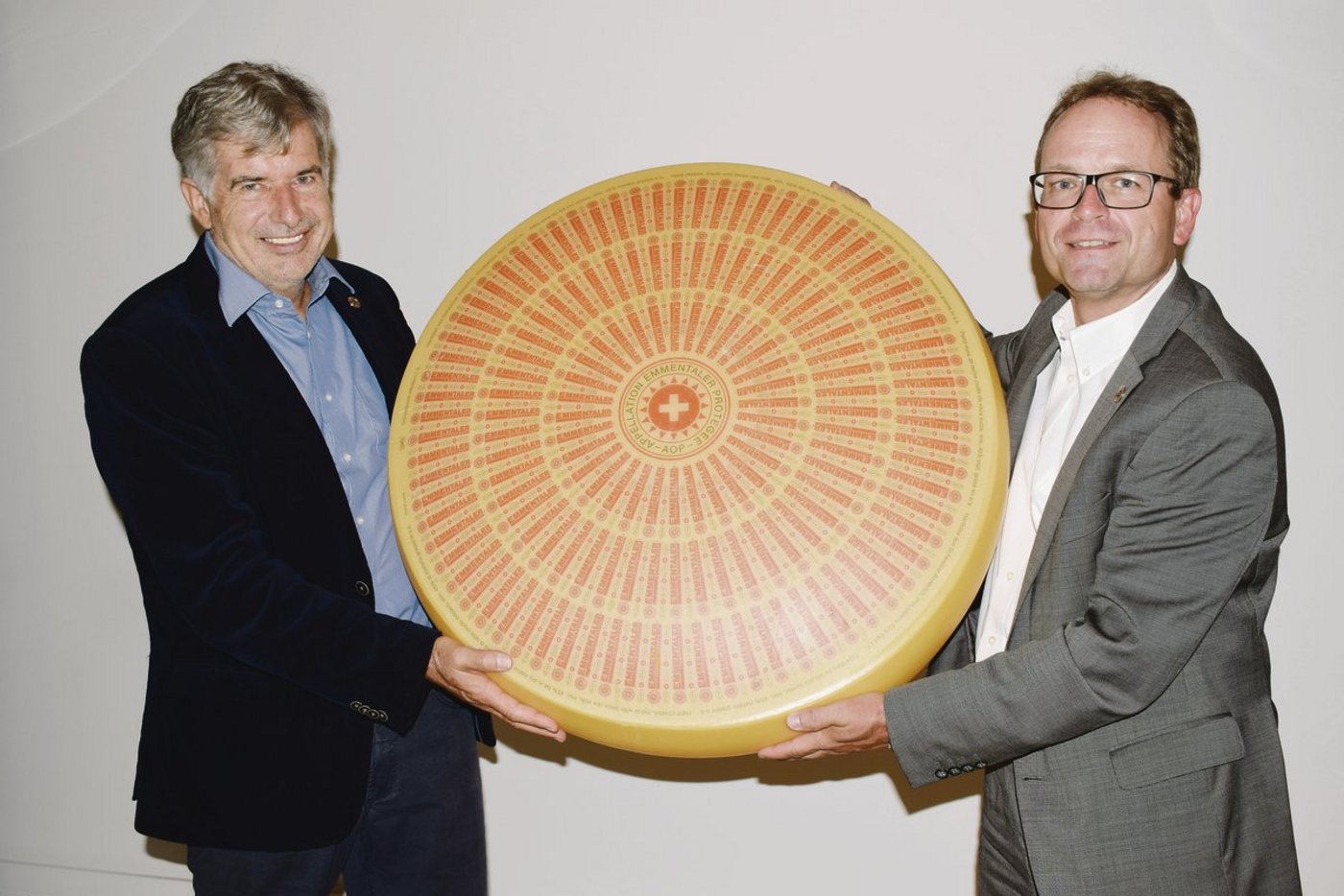 Übergibt den Käse und die dazugehörige Schaukäserei: Kurt Nüesch (links) tritt als Verwaltungsratspräsident ab. Neu übernimmt Daniel Alain Meyer (rechts) dieses Amt.(Bild Daniela Joder)