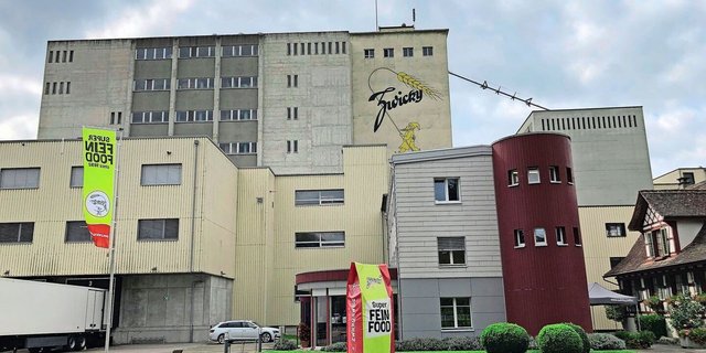 Im Bild zwei der drei Türme der Zwicky AG. Im markanten Gebäude mit dunkelrotem Rund ist der Fabrikladen eingerichtet. 