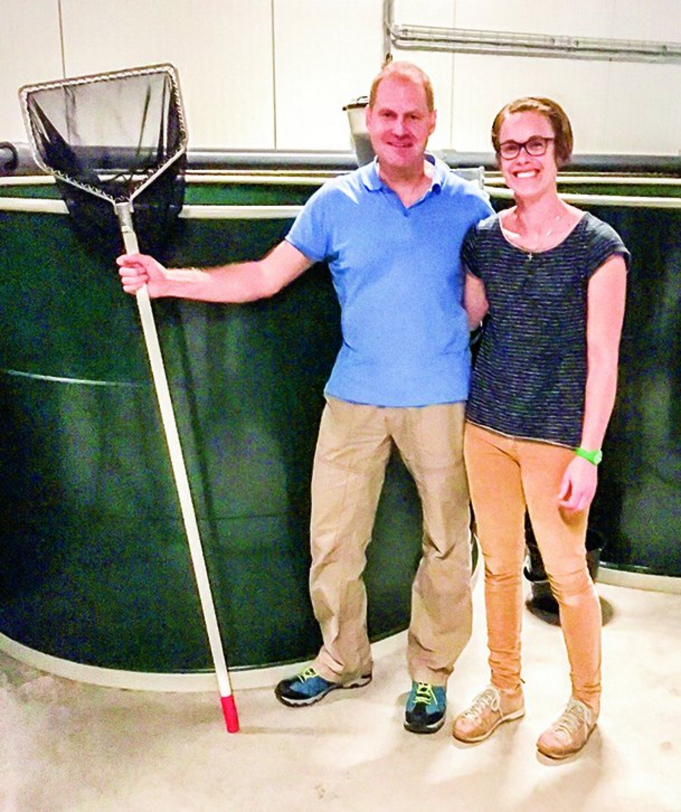 Christian und Doris Steiger bei der Test-Anlage auf ihrem Hof. (Bild Fenaco)