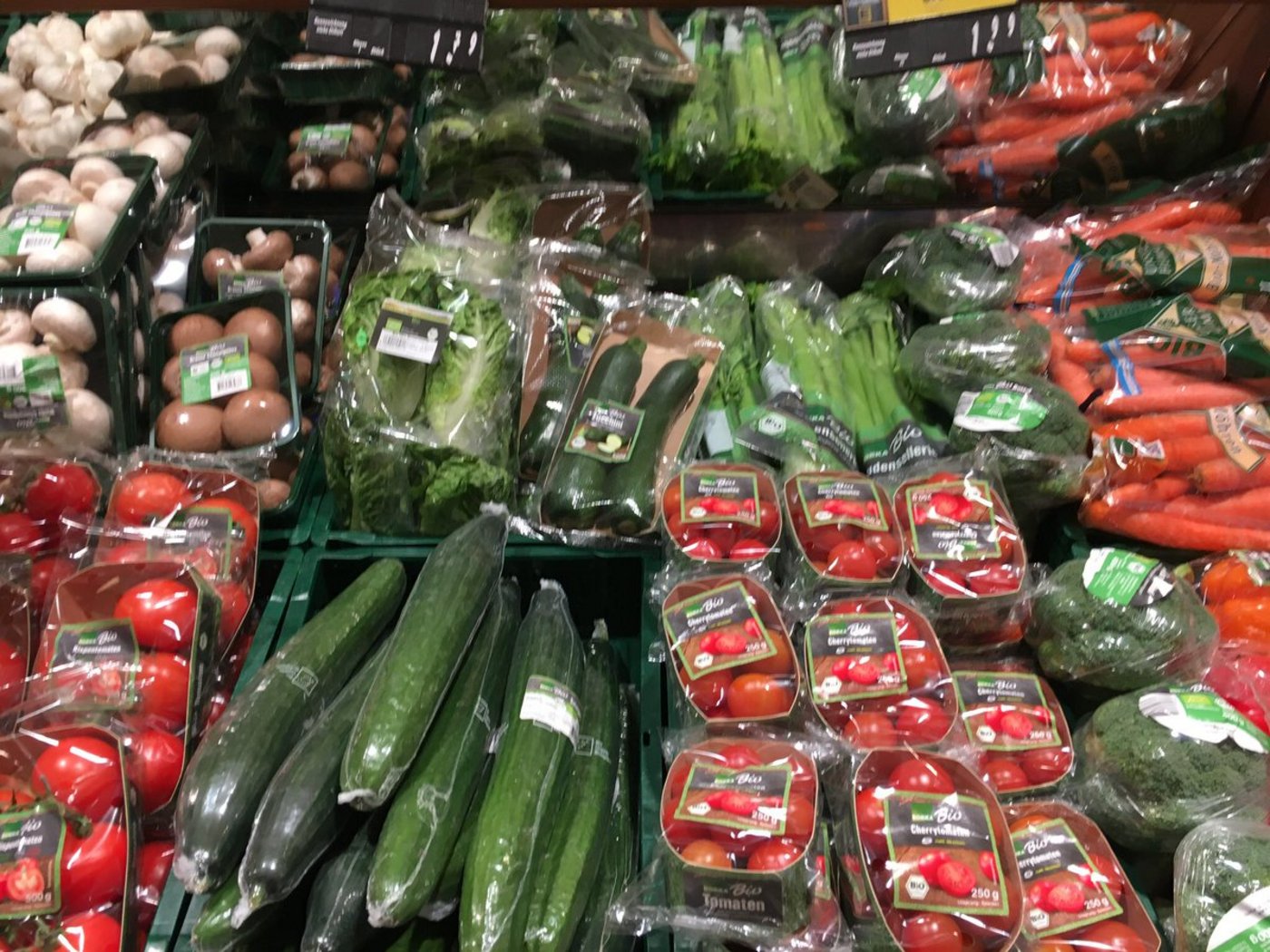 Vor allem Bio-Gemüse ist meistens in Plastik gehüllt. (Bild Twitter Mara Veigel)