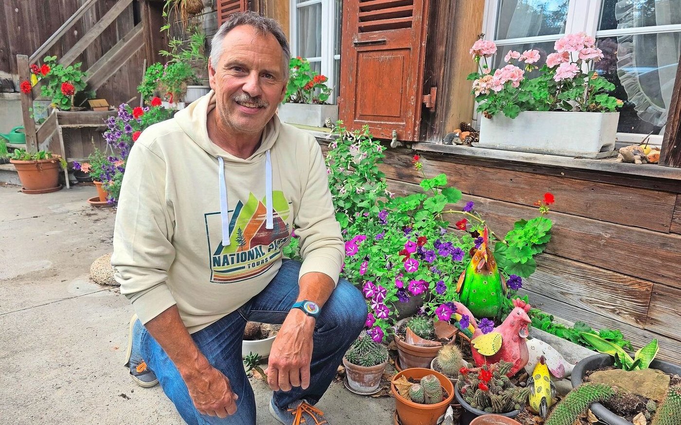 Ueli Spring vor seinem Seeländer Bauernhaus in Lyss. Hier entstehen rund 45 verschiedene Sorten Konfitüre. Der kreative Landwirt geht damit auch aktiv gegen Food Waste vor und verabschiedet sich von klassischen Rollenbildern.