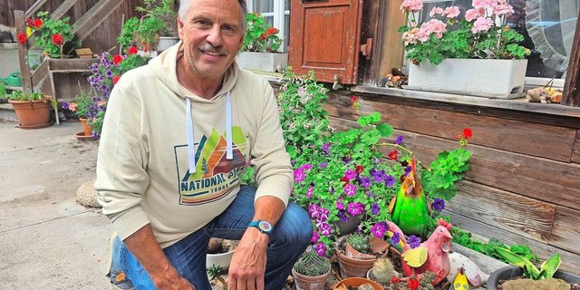 Ueli Spring vor seinem Seeländer Bauernhaus in Lyss. Hier entstehen rund 45 verschiedene Sorten Konfitüre. Der kreative Landwirt geht damit auch aktiv gegen Food Waste vor und verabschiedet sich von klassischen Rollenbildern.