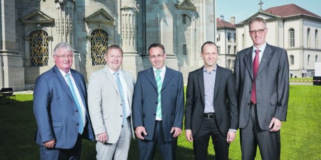 Von links: Markus Zemp, Verwaltungsratspräsident, die neu gewählten Verwaltungsratsmitglieder Moritz Rogger, Oliver Engeli und Philipp Allemann sowie Heinrich Bucher, Direktor. (Bild zVg)