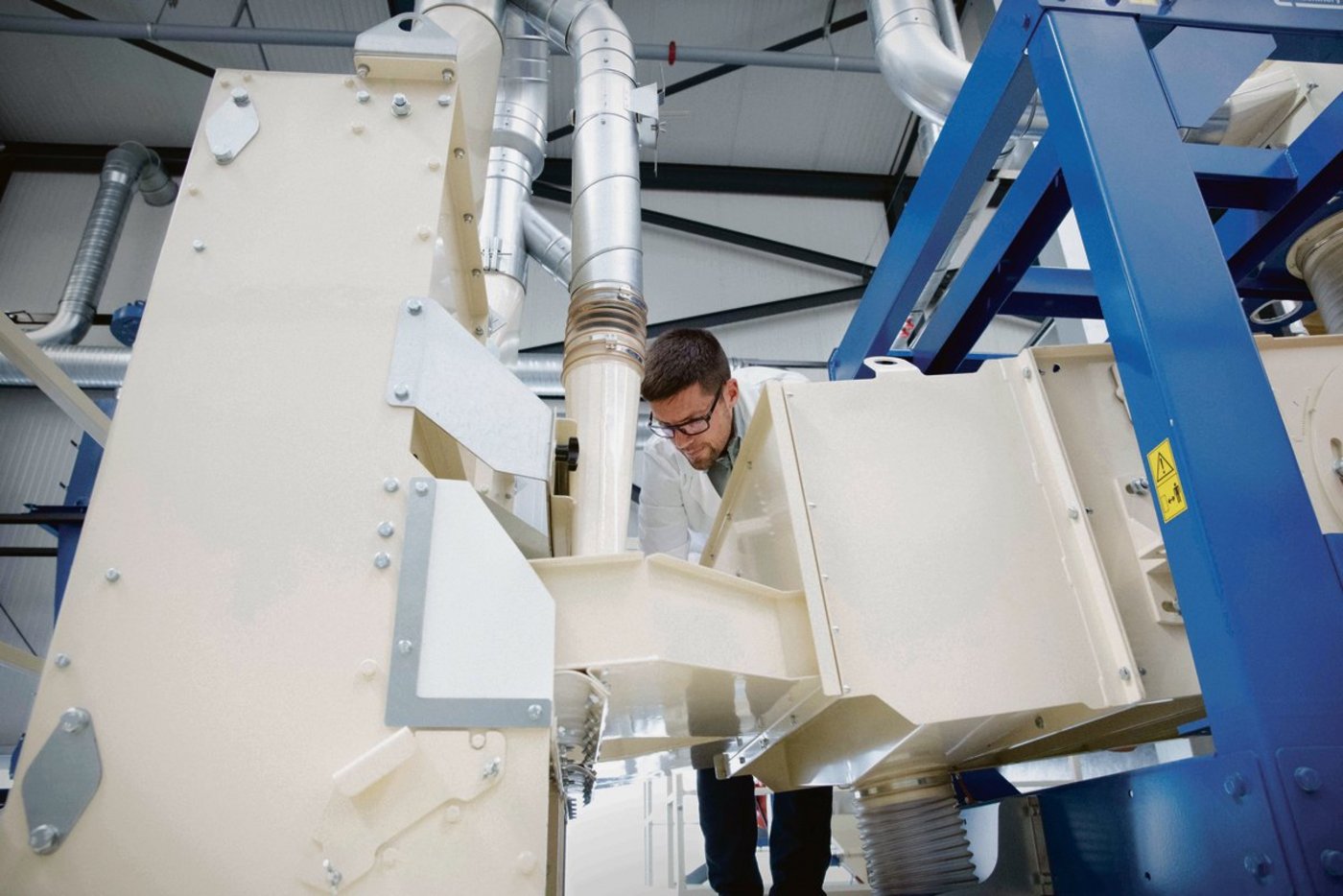 «Agrar Dirigent» Emanuel Schütt begutachtet die neue Anlage, mit der das Unternehmen Hanfnüsse und andere Ölsaaten reinigen und schälen kann.(Bild Alpen Pionier)