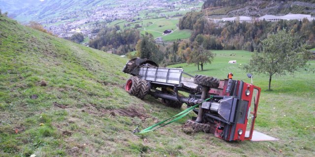 Der Mistzetter kippte beim Rückwärtsfahren in steilem Gelände um. (Bild Kantonspolizei Schwyz)