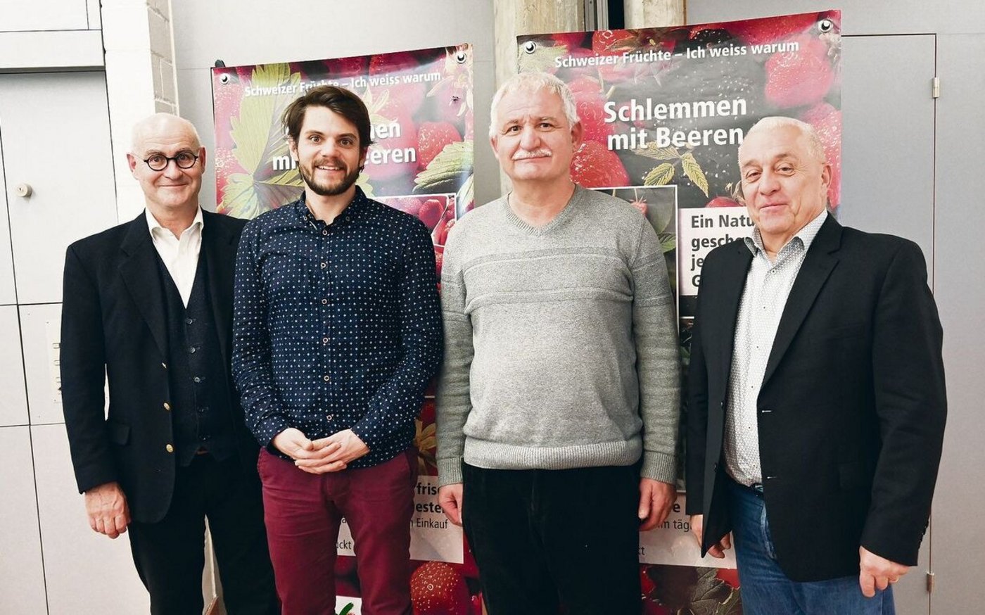 Nebst den Infos von Max Kopp (links) und Hubert Zufferey (rechts) gaben Louis Sutter (2. v. l.) und André Ançay (2. v. r.) von Agroscope Conthey Einblick ins Sortenscouting. 