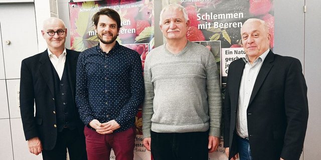 Nebst den Infos von Max Kopp (links) und Hubert Zufferey (rechts) gaben Louis Sutter (2. v. l.) und André Ançay (2. v. r.) von Agroscope Conthey Einblick ins Sortenscouting. 