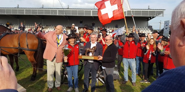 Das siegreiche Schweizer Team bei der Rangverkündigung. (Bild zVg)