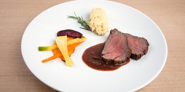 Rindsfilet an Holunderbeerensauce mit Risotto und Ofengemüse. (Bild Ueli Christoffel/SRF)