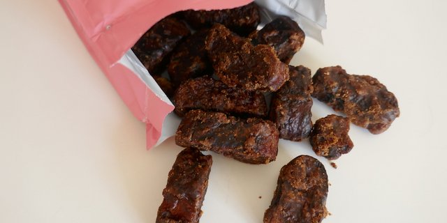 Damit man heuer nicht aufs Magenbort verzichten muss, macht man es am besten selber. Und wer es ganz originalgetreu mag, verpackt es am Schluss in ein rosarotes Säckli. (Bild Monika Neidhart)