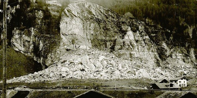 Bei einer Explosion im Jahr 1947 wurde eine Bergflanke weggesprengt. Mitholz wurde grösstenteils zerstört.(Bild SRF)