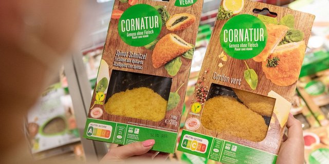 Für die Migros gehört die einfach verständliche Ernährungsinformation zur Transparenz. Hier zeigt der Nurti-Score: Gesundheitstechnisch wäre das Spinat-Schnitzel zu bevorzugen. (Bild Migros)